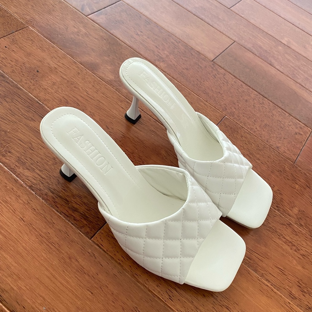 ❌🚫SOLD🚫❌White quilted low heels